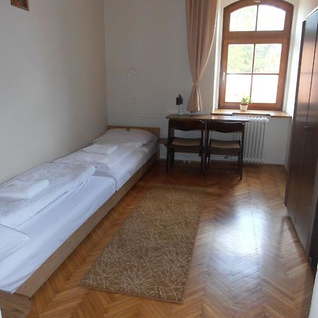 Martineum Felnottkepzo Akademia Hostel Szombathely Phòng bức ảnh