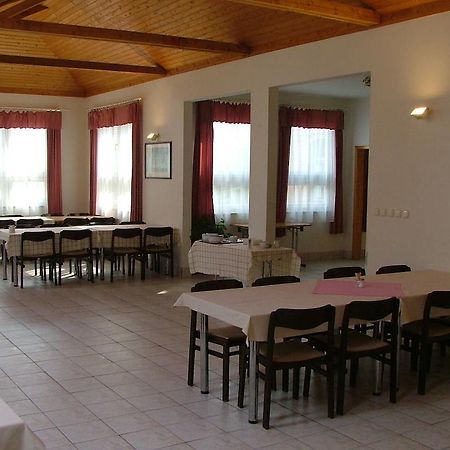 Martineum Felnottkepzo Akademia Hostel Szombathely Ngoại thất bức ảnh