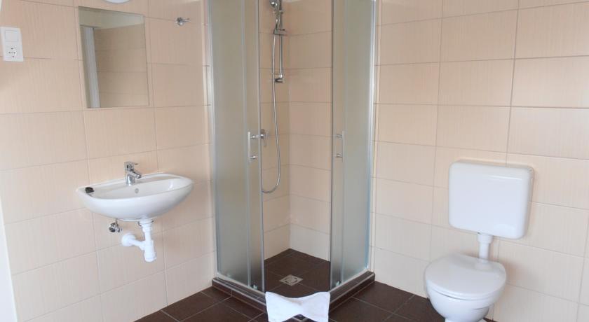 Martineum Felnottkepzo Akademia Hostel Szombathely Phòng bức ảnh