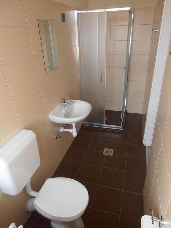 Martineum Felnottkepzo Akademia Hostel Szombathely Phòng bức ảnh